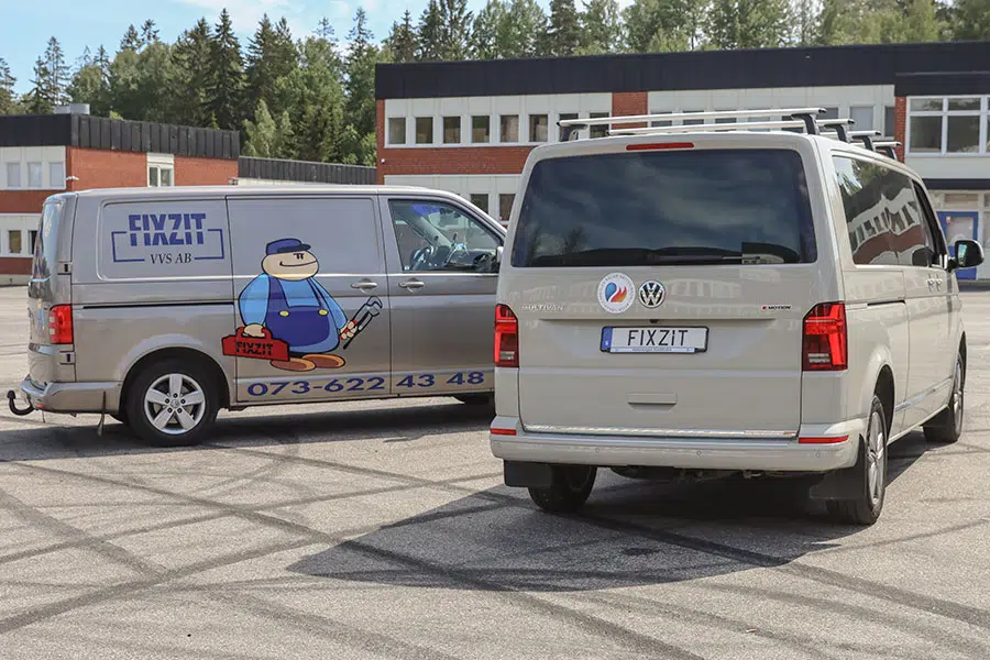 Rörmokare i Sundbyberg med arbetsbilar
